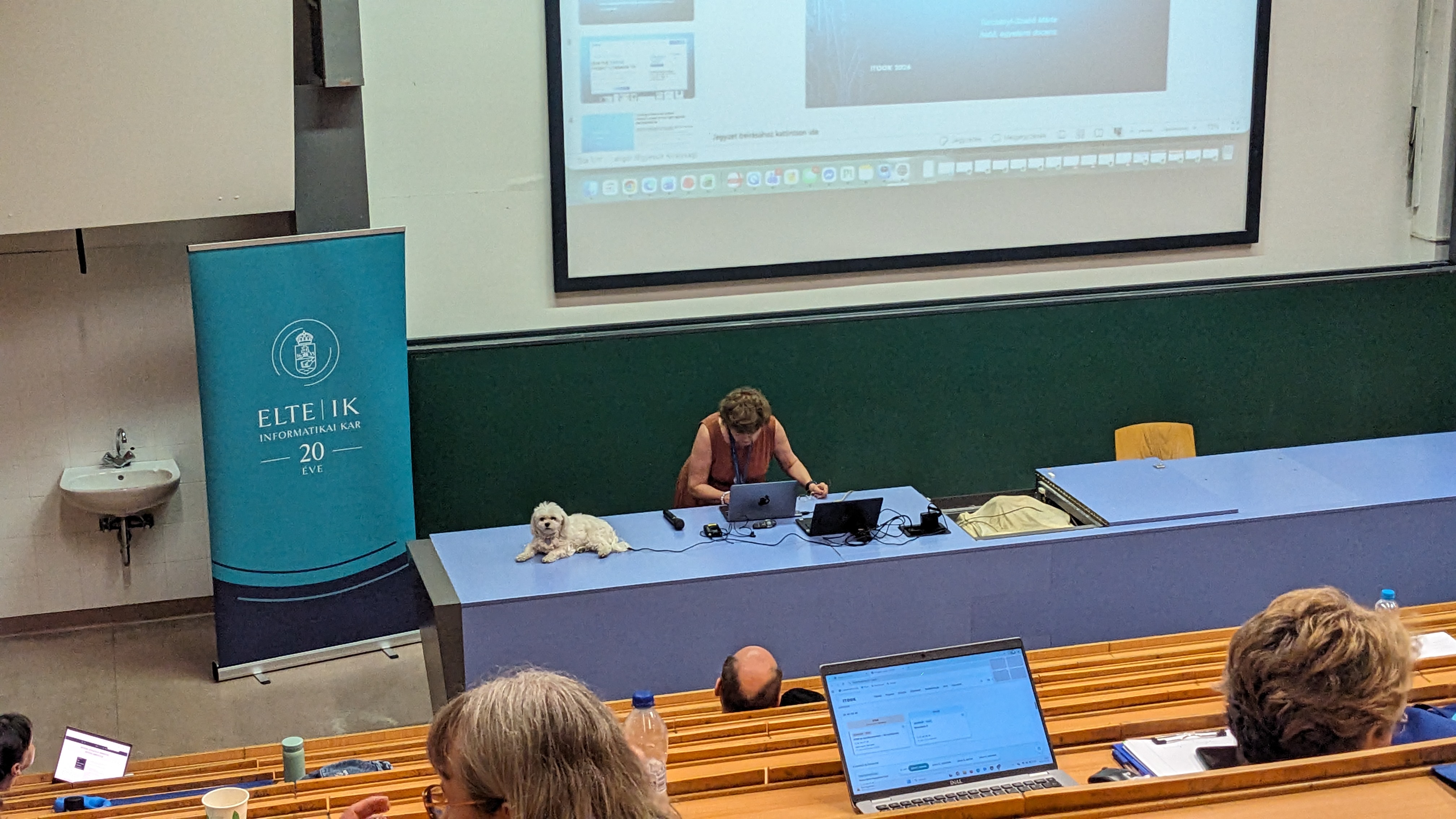 Turcsányi-Szabó Márta és tanársegédje, Maya