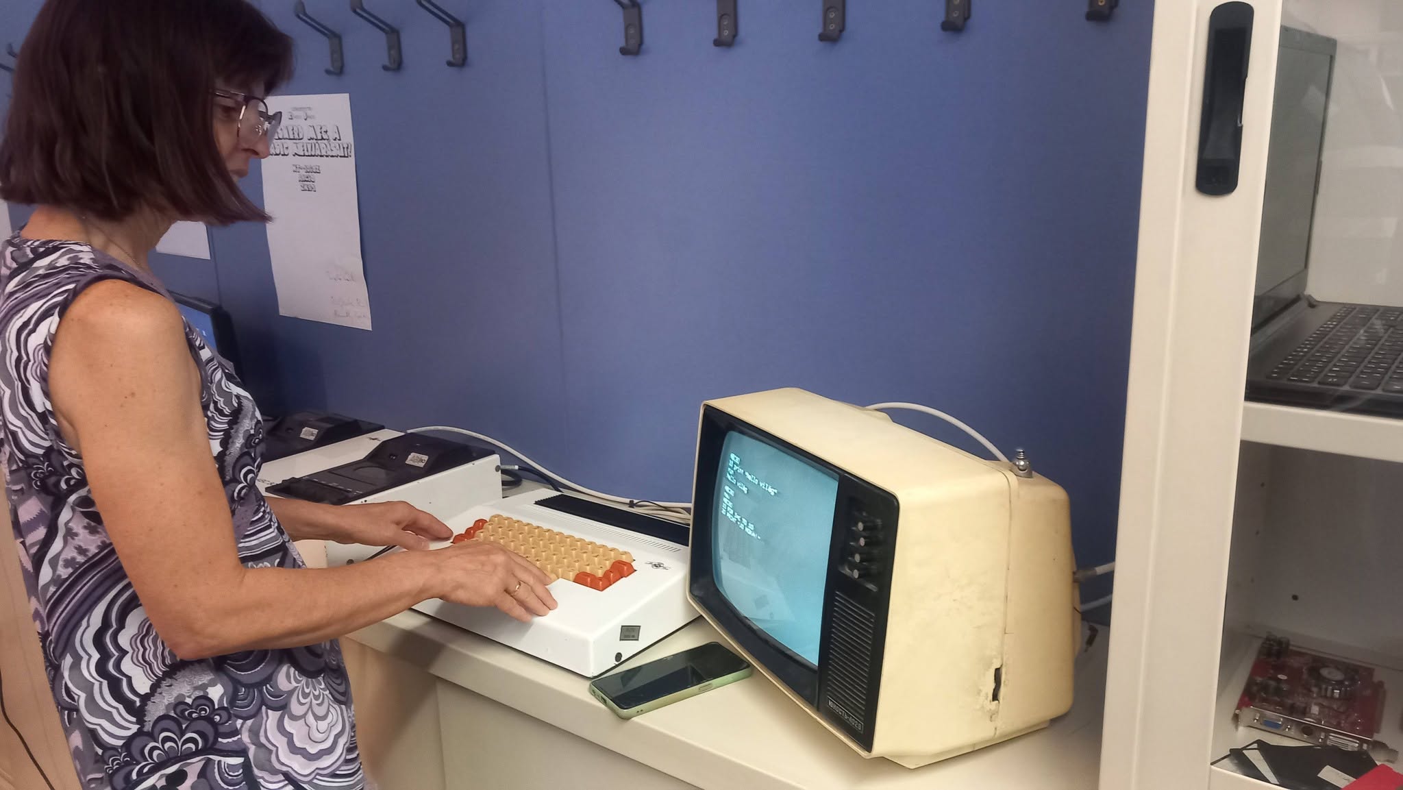 Szemes Ildikó ABC-80-on Basicben ír programot 