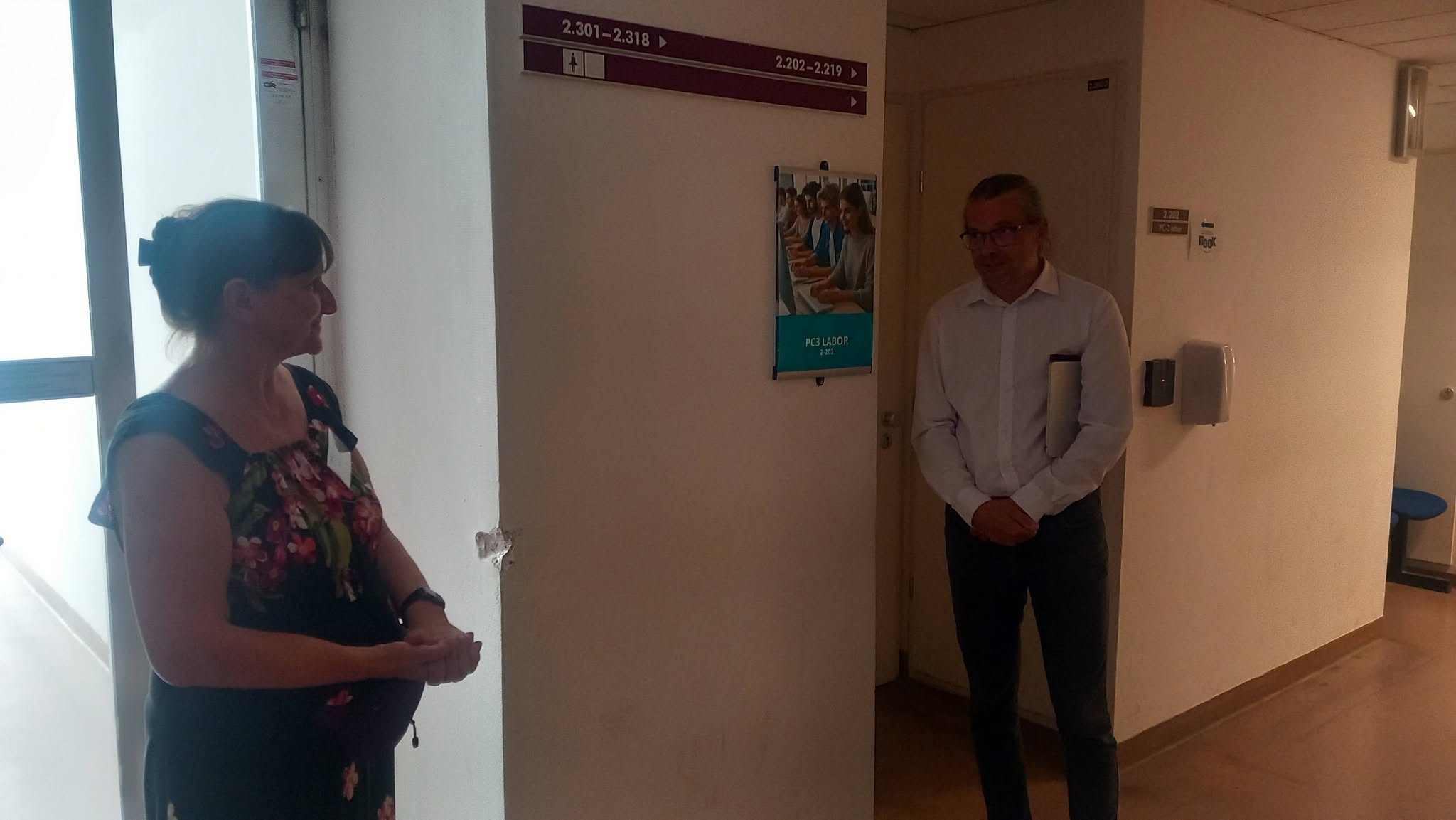 Szalayné Tahy Zsuzsanna, az ITOOK szervezője és Kozsik Tamás dékán a Zsakó Labor avatásán.